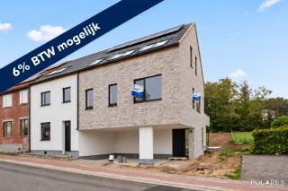 Deze exclusieve én instapklare halfopen nieuwbouwwoning combineert hedendaagse architectuur met uitzonderlijke volumes, veel lichtinval en een hoogwaardige afwerking. De woning onderscheidt zich door haar indrukwekkende vide boven de leefruimte, grote raampartijen en een doordachte indeling die perfect aansluit bij het moderne gezinsleven.<br /><br />Op het gelijkvloers betreedt u de woning via een ruime inkomhal met vestiaire en gastentoilet. Verder vindt u een praktische berging en een stijlvolle open leefruimte waar keuken, eetplaats en zithoek naadloos in elkaar overvloeien. De grote glaspartijen zorgen voor een overvloed aan natuurlijk licht en bieden een prachtig zicht op het terras en de tuin. Van dit zicht kan je zowel genieten vanuit de keuken/eetkamer als vanuit de hoger gelegen leefruimte als vanuit de slaapkamer op de 2e verdieping.<br /><br />De eerste verdieping biedt een unieke leefverdieping met vide, waardoor een bijzonder ruimtelijk gevoel ontstaat. Hier bevinden zich een royale master bedroom met aansluitende dressing, een eerste badkamer en een apart toilet. Daarnaast creëert de open leefruimte op deze verdieping tal van mogelijkheden als lounge, bureau of tv-kamer.<br /><br />Op de tweede verdieping bevinden zich nog drie volwaardige slaapkamers, een tweede badkamer en een derde apart toilet, ideaal voor gezinnen of wie extra ruimte wenst voor hobby's, thuiswerk of logees.<br /><br />Ook op technisch vlak voldoet de woning aan de hoogste normen. Zo geniet u van vloerverwarming via een lucht-waterwarmtepomp, ventilatie type D met warmterecuperatie en 12 zonnepanelen voor een energiezuinig en toekomstgericht wooncomfort.<br /><br />Buiten beschikt u over een zonnig terras, een aangelegde tuin en een private oprit, terwijl de rustige ligging nabij Leuven, scholen, openbaar vervoer en natuurgebieden zorgt voor een ideale combinatie van bereikbaarheid en woonkwaliteit.<br /><br /><br />6% BTW mogelijk op de constructie, 12% registratie op de grond.