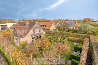 In een aangename en groene villawijk in Marke bevindt zich deze elegante villa. Gebouwd in 1995 en uitgebreid in 2003, staat ze op een perceel van 939 m² met een mooie en goed georiënteerde tuin.<br /><br />De woning combineert tijdloze architectuur met modern wooncomfort. Dankzij de conforme elektriciteit, 32 zonnepanelen met thuisbatterij, een blanco asbestattest en een sterk EPC woont u hier zorgeloos en energiezuinig.<br />Bij het binnenkomen ervaart u meteen een warme, huiselijke sfeer. De inkomhal leidt naar het bureau, gastentoilet, de gezellige leefruimte en de volledig ingerichte keuken.<br />Centraal in de woning liggen de eetkeuken en de uitnodigende leefruimtes, die allen uitgeven op de terrassen en tuin.<br />Een tweede lichtrijke leefruimte, met aparte inkom(hal) biedt tal van mogelijkheden — ideaal voor een vrij beroep of praktijk aan huis.<br />Op de verdieping bevinden zich zes ruime slaapkamers, twee badkamers en een handige berging.<br />De zolder, dubbele garage (met grote oprit) en koele berging maken het geheel compleet.<br />Buiten is het volop genieten: de tuin biedt privacy, speelruimte en verschillende hoekjes om te ontspannen in de zon.<br /><br />Bent u op zoek naar een ruime, energiezuinige en comfortabele woning in een residentiële buurt? Dan is dit uw kans. Hier voelt elke dag als thuiskomen!<br /><br />Contacteer Vincent op 0475 29 05 13 of via vincent@immotion.be voor meer informatie of om uw bezoek in te plannen.