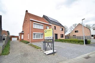 Charmante verzorgde woning met 3 slaapkamers, kleine tuin en garage in het centrum van Kasterlee. De woning bestaat uit een inkomhal met rechte...