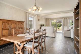Op zoek naar een prachtige woning in de Vlaamse Ardennen? Dit ruime, vrijstaande huis uit 2002 dat we te koop aanbieden, biedt alles wat een modern gezin nodig heeft. Hier geniet je van van absolute rust zonder in te boeten op comfort.<br /><br />Wie een huis wil kopen in Ronse, zal meteen gecharmeerd zijn door de fantastische ligging van deze open bebouwing. Je woont hier op een steenworp van het prachtige Muziekbos, wat dit de ideale uitvalsbasis maakt voor wandel- en natuurliefhebbers. Ondanks deze uiterst rustige en groene locatie in Ronse, is de uitstekende bereikbaarheid een grote troef. Het openbaar vervoer bevindt zich immers vlakbij, waardoor je vlotte verbindingen hebt met de omliggende steden en gemeenten.<br /><br />Bovendien is deze eigendom die te koop staat voorzien van een grote, groene en uiterst rustige tuin waar het op elk moment van de dag heerlijk vertoeven is.<br /><br />De praktische indeling van deze instapklare woning in Ronse is als volgt:<br /><br />Gelijkvloers:<br />-een uitnodigende leefruimte met open keuken;<br />-handige wasruimte met voldoende plaats voor jouw toestellen;<br />-ruime garage voor jouw wagen en extra opbergruimte.<br /><br />Eerste verdieping:<br />-drie zeer ruime slaapkamers;<br />-comfortabele badkamer met alle nodige voorzieningen.<br /><br />Zolder:<br />-handige zolderruimte die de ideale mogelijkheid biedt voor extra stockage.<br /><br />Wil je dit unieke huis kopen en ben je benieuwd naar alle mogelijkheden ter plaatse? Aarzel dan niet en neem vandaag nog contact op met ons kantoor voor een bezoek!<br /><br />ALGEMENE INFO:<br />-perceel: 1.377 m²;<br />-bewoonbaar: 125 m²;<br />-EPC "B";<br />-3 slaapkamers;<br />-dubbel glas;<br />-geïsoleerde spouwmuur;<br />-verwarming: aardgas (nieuwe brander (2021));<br />-waterverzachter;<br />-regenwaterput (5.000L)<br /><br /><br />De eigendom wordt aangeboden via de Pre-sale formule. Op 25/08/2026 tussen 17:00 en 19:00 kan u het huis op afspraak komen bezichtigen en een bod uitbrengen. De vermelde prijs is een instelprijs. Voor meer info, gelieve contact op te nemen met de dossierverantwoordelijke.<br /><br />Bestuursmaatregelen in het maatregelenregister: nee