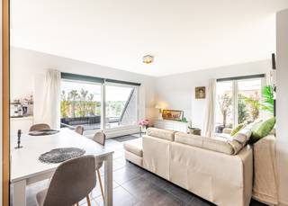 In het hartje van Koksijde Bad vinden we de recente (bouwjaar 2014) residentie Amatus die deel uitmaakt van het standingvolle project Coxy 3000. Dit gebouw geniet van een centrale en gunstige ligging. Het strand is op wandelafstand en we bevinden ons vlakbij het commercieel centrum en het openbaar vervoer.<br /><br />Deze ruime penthouse van 82 m² bevindt zich op de vierde verdieping en is als volgt ingedeeld: een inkomhal met schuifdeur, een afzonderlijk toilet en een ingemaakte bergkast. De lichtrijke leefruimte sluit aan op een halfopen, volledig uitgeruste keuken met kwalitatieve toestellen. Vanuit de leefruimte geniet u van toegang tot een eerste zonnig terras met open zicht en een tweede, compact terras. Verder beschikt het appartement over twee volwaardige slaapkamers. De eerste slaapkamer geeft uit op een derde zonnig terras met prachtig uitzicht. De tweede slaapkamer biedt rechtstreeks toegang tot de badkamer, uitgerust met een douche, ligbad en lavabo in meubel.<br /><br />Het pand heeft nog volgende troeven:<br />- Elektriciteit CONFORM de normen tot het jaar 2038.<br />- Energiezuinig pand: EPC LABEL B.<br />- Ruime kelder aanwezig die voorzien is van elektriciteit en een lichtpunt: de ideale plaats voor uw (elektrische) fiets, diepvriezer,...<br />- Drie terrassen<br /><br />Op zoek naar een vaste woonst aan zee met zonnig terras? Of bent u op zoek naar een ruim en kwalitatief tweede verblijf? Zoek dan niet verder, dit appartement kan het uwe zijn! 