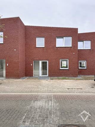 Deze prachtige woning is gelegen in het rustige Ichtegem en beschikt over een tuin en een gezellig terras waar je heerlijk kunt genieten van de buitenlucht. De woning is voorzien van een garage waar je uw auto veilig kunt parkeren.<br /><br />Indeling gelijkvloers: Inkom - toilet - woonkamer - berging - keuken - tuin - terras en afzonderlijke garage.<br /><br />Indeling eerste verdieping: nachthal - badkamer - 3 slaapkamers - dressing - toilet<br /><br />EPC: woning in aanbouw <br /><br />Prijzen zijn exclusief aansluitingskosten, exclusief kosten EPB en opmetingskosten, exclusief registratierechten op de grondwaarde en exclusief BTW op de constructiewaarde. <br /><br />6% BTW mogelijk indien voldaan aan de voorwaarden.