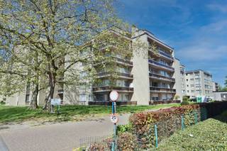 <p>Op zoek naar een praktisch ingedeeld 2-slaapkamerappartement in hartje Beveren?<br />Dan is dit instapklare verhuurde appartement in Residentie Rameyenhof precies wat u zoekt!<br /><br />Dit sinds 2011 verhuurde appartement bevindt zich op de tweede verdieping en geniet van een groene, rustige ligging in de Ciamberlanidreef, in het centrum van Beveren, op wandelafstand van winkels, horeca en openbaar vervoer.<br /><br />Bij binnenkomst treft u een ruime inkomhal met ingemaakte vestiairekasten en een apart toilet, een lichtrijke woonkamer met grote raampartijen én toegang tot het zuidoost-georiënteerde terras. De ingerichte keuken is praktisch ingedeeld en uitgerust met het nodige comfort. Verder beschikt het appartement over twee slaapkamers en een volledig ingerichte badkamer (douchelbad en wastafel).<br /><br />Extra troeven: conforme elektrische keuring tot 2047, lift aanwezig in het gebouw, ideale opbrengsteigendom (trouwe huurders sinds 2011), zéér centrale ligging op wandelafstand van winkels en Grote Markt Beveren.<br /><br />Daarnaast zijn er in het gebouw extra autostaanplaatsen en een gesloten garagebox beschikbaar voor aankoop. Bekijk deze mogelijkheden via:<br />- Autostaanplaats: https://www.homevast.be/binnenstaanplaats-te-koop-in-beveren/7064561<br />- Garagebox: https://www.homevast.be/gesloten-garagebox-te-koop-in-beveren/6147508<br /><br />Opgelet: renovatieplicht van toepassing!<br /><br />Benieuwd naar deze ideale opbrengsteigendom en/of appartement in centrum Beveren?<br />Contacteer ons via verkoop@homevast.be of 03 344 77 44 voor meer informatie of een bezoek ter plaatse.</p>