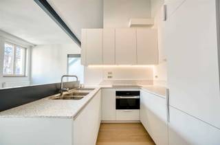 <p><span>Te Huur: Trendy 3 -slaapkamer appartement in het Hart van Brussel</span></p><p><span>Ontdek dit prachtige appartement van ±100m², gelegen op de hoogste verdieping van een goed onderhouden gebouw in een rustige straat tussen het Centraal Station en de Grote Markt. Gelegen in een gewilde wijk in het stadscentrum en dichtbij alle voorzieningen, biedt dit volledig vernieuwde appartement een oase van comfort en luxe, ideaal voor stedelijk wonen.</span><span><br /><br /></span></p><p><span>Indeling:</span></p><ul><li><span>Inkomhal</span></li><li><span>1 Slaapkamer van ±15m²</span></li><li><span>Toiletten met handenwasser</span></li><li><span>Gezellige woonkamer van ±20m² / eetkamer van ±18m²</span></li><li><span>Volledig uitgeruste keuken:</span><span> oven, kookplaat, afzuigkap, koelkast / vriezer, vaatwasser</span></li><li><span>1 Slaapkamer van ±12m² met kasten en aangrenzende douchekamer:</span><span> douche, wastafel</span></li><li><span>Kleine washoek in de nachthal</span></li><li><span>Badkamer:</span><span> bad / douche, dubbele wastafel, wc</span></li><li><span>1 Slaapkamer van ±12m² met kasten </span></li><li><span>Kelderberging inbegrepen</span></li><li><span>Individuele nutsvoorzieningen</span></li></ul><p><span>Dit appartement werd recent volledig gerenoveerd en beschikt over parketvloeren, waardoor het een elegante en tijdloze  uitstraling heeft. De ruime kamers en de moderne voorzieningen zorgen voor een aangenaam en luxueus wooncomfort.</span></p><p><span>De locatie is perfect voor wie wil genieten van alles wat Brussel te bieden heeft. Dicht bij het Centraal Station en de Grote Markt, heeft u gemakkelijke toegang tot winkels, restaurants, en andere voorzieningen.</span></p><p><span> </span></p><p><span>Huurprijs: €1.850/maand + €120/maand (gemeenschappelijke kosten)</span></p><p><span>Beschikbaar: 1 december 2026</span></p>
