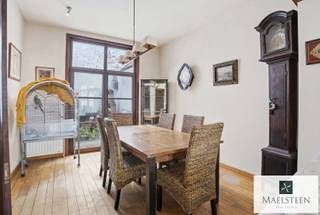 In the surprising tranquility of the Helmstraat, an authentic cobblestone street tucked away in the historic center of Bruges (just off the well-known Noordzandstraat), you will find this townhouse awaiting refurbishment. Its central location in the heart of the city, combined with the peaceful alley-like atmosphere and excellent accessibility ('t Zand and the Markt within walking distance), are absolute key features.
Layout: Entrance hall with guest toilet. The living area features a cozy salon with a fireplace, seamlessly connecting to the dining space, which opens up to a spacious and charming city terrace. Kitchen with adjoining scullery. Practical storage room.
On the first floor, there are two spacious bedrooms, both offering ample space for a double bed and wardrobes, alongside a bathroom equipped with a washbasin and bathtub. One of the bedrooms grants access to an additional terrace. A large, third bedroom is located on the second floor.
EPC: E (score 427 kWh / m² year) – Subject to renovation obligation.
For any questions or to schedule your personal viewing (available 7/7), please contact us at: +32 478 93 72 00 or maxime@maelsteen.be