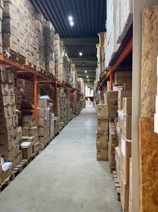 <strong>Superb Warehouse for Rent – Nivelles (1128 m²)</strong><br />Located in the sought-after business park of Nivelles, this <strong>1128 m²</strong> warehouse includes a <strong>showroom</strong>, <strong>office space</strong>, a <strong>fully equipped kitchen</strong>, <strong>12 parking spaces</strong>, and an <strong>automatic sectional door</strong> (5.5 m x 4.4 m).<br /><strong>Connected to water, gas, and electricity.</strong><br /><strong>Availability to be agreed upon.</strong>