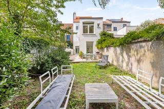 Prachtig gerenoveerde charmante herenwoning met 5 slk en zuid-westgerichte tuin, goedgelegen nabij centrum Gent. INDELING: inkom en charmante...