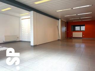 Het pand heeft de volgende indeling: Grote ruimte die momenteel is onderverdeeld (dmv wegneembare wanden) in een receptie, bureel en werkruimte (96m²). Achteraan is een berging voorzien (tegels; 5m²), 2 toiletten en een ingerichte keuken (tegels; kasten, dampkap, keramisch kookvuur, dubbele spoelbak, vaatwasser en koelkast; 15m²).<br /><br />Het pand is ook bijna volledig onderkelderd (beton; 125m²). De kelder is bereikbaar via de algemene delen van de appartementen. <br /><br />Achteraan zijn 2 privatieve autostaanplaatsen voorzien. Vooraan het gebouw is er een parking voor cliënteel aanwezig.<br /><br />Het pand is geschikt voor volgende doeleinden: stockage, winkelruimte, burelen, vrije beroepen, etc. Geen horeca toegelaten!<br /><br />- Energielabel B<br />- CV = Aardgas<br />- Veiligheidsrolluiken voorzien aan de binnenkant!<br /><br />Voor bijkomende inlichtingen of een bezoek ter plaatse kan u steeds vrijblijvend contact opnemen met Immo S|P op het nummer 014/59.10.20. of via info@immosp.be.