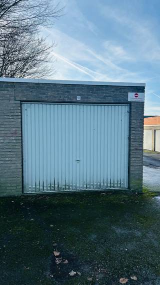 Deze garagebox is direct beschikbaar en ligt in het garagecomplex.Het nummer van de garagebox is 91.Er is geen elektriciteit of verlichting in de...