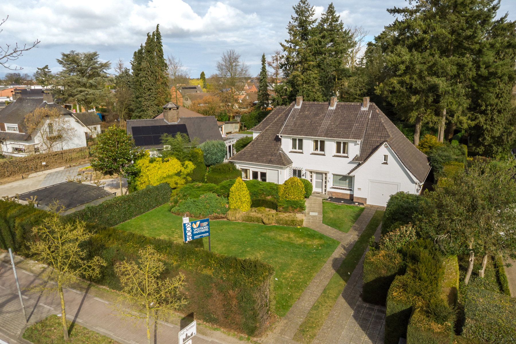 Karaktervolle woning op ruim perceel van 27 are te Oud-Turnhout - foto 1