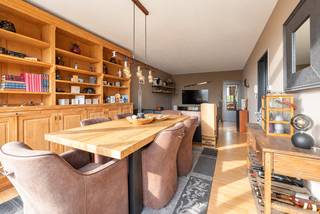 <p>Appartement in Beveren-Kruibeke-Zwijndrecht met terras en vlotte bereikbaarheid.</p>

<p>Dit appartement in een residentiële woonomgeving combineert comfortabel wonen met een centrale ligging nabij scholen, winkels, openbaar vervoer en belangrijke invalswegen. De nieuwe hoge rendementsketel zorgt voor extra energiezuinigheid en wooncomfort. Vanuit het terras geniet u van een aangenaam uitzicht en een fijne buitenruimte om tot rust te komen. Dankzij de praktische indeling met twee slaapkamers is dit appartement geschikt voor zowel eigen bewoning als investering. De ligging in de woonkern van Zwijndrecht biedt een vlotte verbinding naar omliggende gemeenten en dagelijkse voorzieningen.</p>

<p> </p>

<p>Belangrijkste ruimtes:<br />• Ruime living met veel natuurlijk licht<br />• Badkamer met ligbad, enkele spoelbak en aansluiting voor wasmachine<br />• Keuken voorzien van alle toestellen<br />• Apart toilet<br />• Inkomhal met toegang tot de verschillende ruimtes<br />• 2 comfortabele slaapkamers<br />• Terras met aangenaam uitzicht</p>

<p>Troeven:<br />• Nieuwe hoge rendementsketel<br />• Verhuurd<br />• Centrale ligging nabij invalswegen, scholen, winkels en openbaar vervoer</p>

<p> </p>

<p>Neem vandaag nog contact op met je ERA-makelaar voor een bezoek.</p>

<p>JOUW DROOMAPPARTEMENT. ZO GEVONDEN!</p>