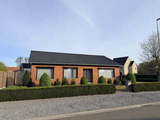 Ruime, lichte en energiezuinige woning in rustige wijk<br />Op de hoek van de Heerbaan en Kleuterstraat ligt deze verrassend ruime en lichte gezinswoning in een rustige residentiële wijk op een perceel van 955m².<br />De woning zelf heeft een bewoonbare oppervlakte van 185m². Ze werd door de jaren heen steeds erg goed onderhouden en gemoderniseerd. Zo is ze ook reeds voorzien van heel wat nieuwe energiezuinige technieken (zonneboiler, Viessmann condensatieketel), isolatie, alarm en een vernieuwd dak. Dit resulteert in een energiezuinig E-peil C, waardoor er geen renovatieplicht geldt en de woning dus instapklaar is.<br />Ook de zuidwestgerichte tuin werd netjes aangelegd en onderhouden, is volledig omheind en vormt een heerlijke plek om het hele jaar door te genieten van rust en privacy.<br />Binnenkomen doet u via de inkomhal, die toegang biedt tot de verschillende leefruimtes. De moderne keuken is volledig uitgerust met alle hedendaagse voorzieningen en vormt het hart van de woning. Aansluitend bevindt zich de ruime woonkamer, waar grote raampartijen zorgen voor een mooie lichtinval.<br />Via de nachthal bereikt u de drie volwaardige slaapkamers, waarvan twee voorzien zijn van praktische ingebouwde kasten. De badkamer is uitgerust met zowel een ligbad als een douche en biedt alle comfort.<br />Verder beschikt de woning over een moderne en lichte veranda, die perfect kan dienen als extra leefruimte of ontspanningsplek met zicht op de tuin. Daarnaast is er een handige voorraadkelder en een grote fietsberging/werkplaats met apart toilet alsook een ruime inpandige garage (mogelijks om te vormen in een extra slaapkamer)<br />De woning en alle uitgevoerde renovaties werden gerealiseerd met duurzame en kwalitatieve materialen. Met enkele beperkte, esthetische aanpassingen kan u de woning desgewenst eenvoudig afstemmen op uw eigen smaak en stijl..<br />Tot slot geniet deze woning van een bijzonder rustige ligging, vlakbij het fietsroutenetwerk, brasserie Het Landerhuys en een kleuterschooltje op wandelafstand