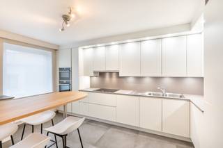 Ontdek dit prachtige gemeubelde appartement met een overvloed aan natuurlijk licht en een zonnig, rustgevend terras op het zuidwesten.<br />De ligging op een absolute toplocatie in de historische binnenstad van Leuven maakt dit tot een heerlijke woonplek. Winkels, recreatiemogelijkheden en de meest betoverende bezienswaardigheden van Leuven bevinden zich allemaal op loopafstand.<br />Gelegen op de derde verdieping, betreedt u het appartement via een royale inkomhal met vestiaire die u leidt naar de lichtrijke woonruimte, met een aparte, volledig uitgeruste keuken inclusief kookfornuis met dampkap, koelkast met vriesvak, vaatwasmachine, oven en microgolf.<br />Aan de rustige tuinzijde van het appartement bevinden zich drie slaapkamers, elk voorzien van automatische rolluiken. De woning beschikt tevens over een prachtige badkamer met inloopdouche, ligbad en twee wastafels, alsook een apart toilet. Voor extra comfort zijn een wasmachine en droogkast aanwezig.<br />Een optionele garagebox is beschikbaar voor € 125 per maand, waardoor u kunt genieten van veilige parkeergelegenheid.<br />Het appartement is beschikbaar vanaf 1 oktober 2026.<br />De huurprijs bedraagt 1.565 euro per maand, verder wordt er een maandelijkse provisie van 260 euro gevraagd voor de gemeenschappelijke kosten en het privatief waterverbruik, verwarming en elektriciteit. Het contract voor internet dienen de huurders zelf af te sluiten bij leveranciers naar keuze of over te nemen voor 50 euro per maand.<br />Mis deze gelegenheid niet! Plan vandaag nog een bezichtiging om dit prachtige appartement in Leuven te ontdekken!! info@covas.be // 016 40 60 20 // www.covas.be