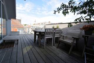 Dit ruime appartement is gelegen in het bruisende Roeselare en biedt alle comfort en luxe die je maar kunt wensen. Het penthouse bevindt zich in de residentie MASEMAR, een gebouw uit 2004. <br /><br />Het appartement beschikt over een twee grote leef/zitruimtes en open volledig ingerichte keuken met aansluitend een berging/voorraadkamer.<br />Er zijn 2 slaapkamers, wat ideaal is voor een gezin of voor wie graag gasten ontvangt. Daarnaast is er een ruime badkamer aanwezig, die voorzien is van een ligbad - inloopdouche - wandmeubel met twee lavabo's - toilet.<br /><br />Een van de absolute troeven van dit penthouse is het ruime terras, waar je heerlijk kunt genieten van de zon en het uitzicht over de stad. De bewoonbare oppervlakte van 157 m² zorgt ervoor dat je voldoende ruimte hebt om te leven, werken en ontspannen. <br /><br />Wat betreft energiezuinigheid zit je hier ook goed, met een EPC-waarde van 162.00 en een energielabel B. Dit betekent dat je niet alleen comfortabel woont, maar ook nog eens bespaart op je energierekening.<br /><br />Kortom, dit appartement in Roeselare heeft alles wat je zoekt: ruimte, comfort, een prachtig uitzicht en een uitstekende ligging. Ben je op zoek naar een nieuwe thuis of investering? Dan is dit penthouse zeker het overwegen waard!<br /><br />Er is een mogelijkheid tot het aankopen van een garage gelegen in het garagecomplex De Munt op 300m van het appartement.