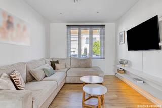 Op een aangename locatie in Schoten bevindt zich deze verrassend ruime gezinswoning, die in 2022 grondig werd gerenoveerd met aandacht voor comfort, functionaliteit en een hedendaagse afwerking.

Via de ruime inkomhal betreden we de woning. De lichtrijke woon- en leefruimte vormt samen met de open keuken het hart van het huis. Dankzij de open indeling ontstaat een aangenaam gevoel van ruimte en connectie tussen de verschillende leefzones. De keuken is volledig uitgerust van alle toestellen en sluit aan op een praktische bijkeuken met voorzieningen voor wasmachine en droogkast en bijkomende bergruimte. Een afzonderlijk gastentoilet vervolledigt het gelijkvloers.

Achteraan geniet de woning van een zonnige, zuidgerichte tuin waar het heerlijk vertoeven is!

Op het tussenverdiep bevindt zich de verzorgde badkamer, uitgerust met een inloopdouche, dubbele wastafel en een tweede toilet.

De eerste verdieping biedt plaats aan een bijzonder ruime master bedroom (ca. 21m²) met aansluitende dressing. Daarnaast bevindt zich op deze verdieping nog een tweede volwaardige slaapkamer (ca. 20m²) met een comfortabele oppervlakte.

Op de bovenste verdieping vinden we nog twee bijkomende good-sized slaapkamers (ca. 17-11m²), waardoor deze woning zich uitstekend leent voor gezinnen, thuiswerkers of wie extra hobby-, logeer- of bureauruimte wenst.

Tot slot beschikt de woning over een praktische kelder, ideaal als extra bergruimte.

Met vier volwaardige slaapkamers, een aangename tuin en een doordachte indeling vormt deze woning een interessante opportuniteit voor wie op zoek is naar een instapklare gezinswoning op een gunstige locatie in Schoten.