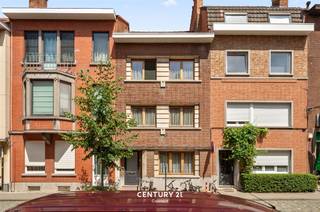 <p><strong>Statige burgerwoning Nieuw Kwartier Leuven</strong></p><br /><p>In het Nieuw Kwartier te Leuven, namelijk in de Weldadigheidsstraat bieden wij u een statige burgerwoning aan. De gegeerde ligging van het pand is een absolute troef aangezien u gezelligheid, faciliteiten, activiteiten en openbaar vervoer kan vinden in de zeer korte nabijheid en vooral binnen de Leuvense Stadsring. Het pand zelf is gelegen op een perceel van 2a75ca en bestaat uit een makkelijk te onderhouden groene tuin.  De woning is een gesloten bebouwing met een gunstig EPC label B. Op heden omvat de woning 4 slaapkamers en 1 badkamer maar de zolderverdieping geeft mogelijkheden. De keuken en badkamer zijn operationeel en kunnen volgens wens de nodige opfrissing gebruiken. </p><p><span><strong>Interesse in een bezichtiging ter plaatse? Met plezier! Contacteer onze vastgoedmakelaar Jacky: 0495 53 46 49 of </strong></span><span><strong>jacky@connect-immo.be</strong></span><span><strong> </strong></span></p>
