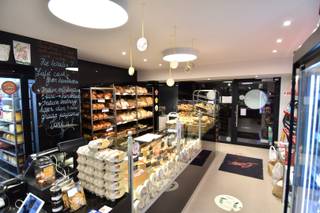 In het hart van Heule bevindt zich deze uitstekend uitgeruste en hoogkwalitatieve bakkerij, die maar liefst 2x werd uitgeroepen tot Beste Bakker...