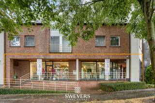 Voor meer info en foto’s, surf naar www.swevers.be – Aan de Nieuwe Steenweg 2 bus 1 in Heers bevindt zich dit instapklare handelspand met een oppervlakte van 221 m². Het pand werd gebouwd in 1999 en beschikt over een winkelruimte die in 2023 werd gemoderniseerd. De gelijkvloerse verdieping wordt grotendeels ingenomen door een ruime, open winkelruimte die volop mogelijkheden biedt voor klantenontvangst en commerciële activiteiten. Aansluitend bevindt zich een afzonderlijk bureau, ideaal voor administratie, planning of gesprekken in alle rust. Daarnaast zijn er verschillende praktische ruimtes aanwezig, waaronder een berging voor voorraad of materiaal, een keuken, gang en twee aparte toiletten. Zo worden commerciële activiteiten en ondersteunende functies overzichtelijk binnen één pand gecombineerd. Een bijkomend voordeel zijn de parkeermogelijkheden. Ook de bereikbaarheid is praktisch: de bushalte ligt op slechts 50 meter, winkels op 220 meter en scholen op 180 meter. De snelweg bevindt zich op 7,5 km en het treinstation op 8,1 km. Dankzij de royale winkelruimte, functionele indeling en modernisering in 2023 vormt dit handelspand een interessante uitvalsbasis voor uiteenlopende commerciële activiteiten. Voor meer informatie, bel 012 699 900. Bron bewoonbare oppervlakte: EPC – verslag.