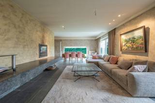 <p>Deze woning op zuidwest gericht perceel van 600m² is bijzonder rustig gelegen én biedt u tevens een vlotte verbinding via E40 en E403. Daarnaast is ook de Brugse binnenstad en het station op fietsafstand/makkelijk te bereiken per bus. <br />De GELIJKVLOERSE SLAAPKAMERS EN BADKAMER zorgen er bovendien voor dat volledig gelijkvloers woning/kangoeroewonen in deze woning mogelijk is.</p>
<p>De woning is ingedeeld in:<br />Gelijkvloers: Royale inkom, uitgeruste keuken, living met zithoek (houtcassette) en eetplaats, hal, gelijkvloerse badkamer met douche, ligbad en lavabomeubel, 2 gelijkvloerse slaapkamers en garage. <br />Eerste verdieping: nachthal, 3 ruime slaapkamers waarvan 1 met dressing en badkamer met douche. <br />Zolder: bergzolder.</p>
<p>Buiten: oprit voor 2 wagens, aangelegde voor- en zijtuin (volledig afgesloten van de straat) en zongerichte achtertuin met terras en vijver.</p>
<p>Binnenkort uw intrek nemen in deze ruime (295m²) woning op rustige én centrale locatie?</p>
<p>Contacteer Bonne Vastgoed 7 op 7 via info@bonnevastgoed.be en 050/73.73.73</p>
<p></p>
