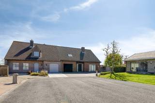 <span><span><strong>Op zoek naar ruimte, comfort en een rustige ligging? Dan is deze instapklare halfopen woning met zonnige tuin in Staden beslist een bezoek waard.</strong><br /><br />In een aangename <strong>en kindvriendelijke buurt</strong> in Staden, gelegen in de Boudewijnlaan, bevindt zich deze ruime en instapklare halfopen woning. Deze residentiële straat kenmerkt zich door haar <strong>rustige karakter en beperkt doorgaand verkeer</strong>, wat zorgt voor een veilige en aangename leefomgeving.<br />Staden staat bekend om zijn landelijke charme en gezinsvriendelijke sfeer, met een mooi evenwicht tussen rust en bereikbaarheid. U bevindt zich op <strong>korte afstand van het centrum</strong>, waar u terecht kan voor <strong>winkels, scholen en andere dagelijkse voorzieningen</strong>. Daarnaast geniet de woning van een vlotte verbinding naar omliggende steden zoals Roeselare en Ieper, wat het bijzonder interessant maakt voor pendelaars. Ook liefhebbers van <strong>wandelen en fietsen</strong> komen hier aan hun trekken dankzij <strong>de talrijke groene routes</strong> in de nabije omgeving.<br /><br /><strong><em><u>Indeling</u></em></strong><br />De woning verwelkomt u via de inkomhal met gastentoilet. Van hieruit komt u in de lichtrijke leefruimte, die aansluit op de <strong>zeer ruime keuken met extra berging</strong>. Verder is er op het gelijkvloers een <strong>grote garage</strong> aanwezig, voorzien van een sectionale poort met nieuwe motor.<br />De badkamer is volledig ingericht en beschikt over een ligbad, douche, dubbele lavabo en een tweede toilet. Op de verdiepingen bevinden zich <strong>vier ruime slaapkamers</strong>, aangevuld met een <strong>bijkomende praktische berging</strong>. U vindt er in de woning bijna <strong>overal ingemaakte kasten</strong> terug.<br /><br /><strong><em><u>Troeven</u></em></strong></span></span>
<ul>
	<li><span><span><strong>Bewoonbare oppervlakte van 218 m²;</strong></span></span></li>
	<li><span><span>Perceel van 705 m²;</span></span></li>
	<li><span><span><strong>Zuidwestgerichte tuin</strong> (zonnige namiddag en avond);</span></span></li>
	<li><strong><span><span>Overal ingemaakte kasten;</span></span></strong></li>
	<li><span><span>Centrale verwarming op gas;</span></span></li>
	<li><span><span>2 pelletkachels voor extra warmte en sfeer;</span></span></li>
	<li><span><span>Rolluiken, deels elektrisch;</span></span></li>
	<li><span><span><strong>Regenwater 14.000 liter en putwatersysteem;</strong></span></span></li>
	<li><span><span><strong>Rustige en gezinsvriendelijke ligging.</strong></span></span></li>
</ul>
<span>Voor meer info of bezoek kan u terecht bij ons kantoor op het nummer 051 50 11 51 of per mail via </span>diksmuide@diksimmo.be<span>.</span>