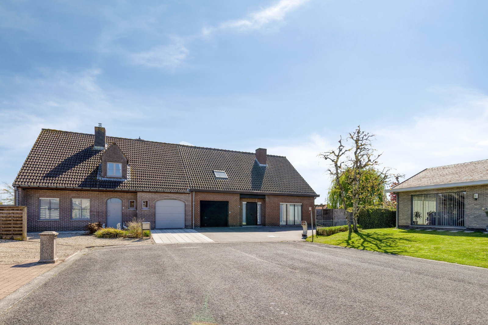 Zeer ruime halfopen woning met zonnige tuin in rustige woonwijk te Staden - foto 3
