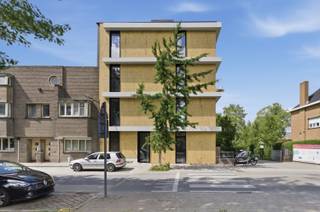 <p>Residentie Astrid is een kleinschalig en stijlvol nieuwbouwproject met 4 appartementen, gelegen op de historische site van de voormalige mosterdfabriek aan de Astridlaan in Veurne. </p><p><br /></p><p>Ligging:</p><p>Op wandelafstand van de Grote Markt en het bruisende stadscentrum, met winkels, horeca en dagelijkse voorzieningen binnen handbereik. </p><p><br /></p><p>Indeling: </p><ul><li>Hal met apart gastentoilet </li><li>Lichtrijke leefruimte met open keuken </li><li>Praktische berging</li><li>2 slaapkamers </li><li>1 badkamer </li><li>Terras van 12 m²</li></ul><p>Extra troeven:</p><ul><li>Kleinschalige residentie met slechts 4 appartementen </li><li>Verkoop onder registratierechten</li><li>Mogelijkheid tot aankoop van een private berging en staanplaats</li></ul><p>&#128222; 058 31 58 58</p><p>&#128231; hanne.huyghe@era.be</p>