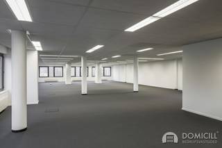 Roeselare, stadsrand: Vlot bereikbare zeer ruime open en lichtrijke kantoorruimte (307m2) met parking aan ring van Roeselare<br /><br />Indeling: 6,8m x 6,12m en 20,75m x 12m, hoogte 2,63m<br /><br />Vlot bereikbaar via E403 en Ring Roeselare<br />Gemeenschappelijk toilet<br />Kitchinette mogelijk<br /><br />Mogelijkheid om parkings bij te huren:<br />5 Buitenparkings: 396 €/maand<br />3 Binnenparkings: 238€/maand<br /><br />Syndic: 550€/maand; inbegrepen: verzekering, onderhoud en herstellingen in de gemene delen, reinigen en schoonmaak gemene delen alsook de privatieve verbruikskosten van gas en water<br /><br />Bel ons vrijblijvend op voor een bezoek en info. Wij begeleiden u graag met de glimlach op zoek naar uw droomwoning &amp; commercieel pand.<br />En garanderen met veel plezier een "klare kijk" op (h)eerlijk vastgoed. T. 051/ 62 40 40