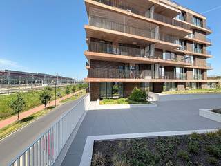 Appartement à louer à Residentie Nieuw Brugge III.Cet appartement agréable et fonctionnel, composé de deux chambres, est situé au deuxième étage. L'une des chambres est polyvalente et peut être utilisée, par exemple, comme bureau, salle de loisirs ou chambre d'enfants. La chambre principale de 15 m² offre un accès direct à une terrasse attenante, idéale pour profiter du plein air en toute intimité.La salle de bain dispose d'une douche à l'italienne moderne, d'une armoire de toilette avec miroir et d'un sèche-serviettes, de sorte que confort et utilisation pratique vont de pair. L'espace de vie spacieux est lumineux et ouvert et est adjacent à une cuisine ouverte entièrement équipée, idéale pour cuisiner et se détendre dans un seul espace. Une deuxième grande terrasse est également accessible depuis l'espace de vie, qui offre un espace extérieur supplémentaire.L'appartement dispose également d'un débarras pratique, où toutes les installations techniques sont cachées et où des connexions sont prévues pour le lave-linge et le sèche-linge.Disposition :2°V. : Hall d'entrée - chambre 1 (11 m²) - salle de bain (6 m²) - chambre 2 (15 m²) - séjour avec cuisine ouverte (30 m²) - débarras - toilettes séparéesGénéral- prix de location : 825,00 €/mois + 75,00 €/mois (frais généraux)- disponible à partir du 01/02/2026Le moyen le plus rapide pour visiter cette propriété ? Demandez votre visite via le bouton rose de notre site Web (www.dewaele.com) et vous serez contacté par notre expert en location.