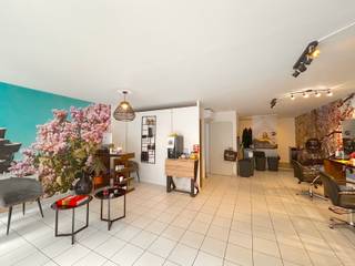 Voor alle info of een bezoek bel 0470 79 24 20:Ben jij op zoek naar een commercieel pand met tal van mogelijkheden, dit pand is ideaal gelegen in het...