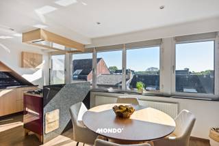 Zoek je een instapklaar en karaktervol dakappartement op een absolute toplocatie? Dit gezellige appartement op de 3e verdieping van de August Van Landeghemstraat 91 combineert hedendaags comfort, veel lichtinval en een centrale ligging in het bruisende hart van Willebroek.<br /><br />De grote raampartijen zorgen voor een heerlijke lichtinval, terwijl de open, ingerichte keuken naadloos aansluit op de woonkamer—de perfecte plek om te koken en te ontspannen.<br /><br />Het appartement beschikt over twee volwaardige slaapkamers met elk hun eigen unieke troef:<br />Hoofdslaapkamer: Voorzien van een aansluitende, royale inloopdressing.<br />Tweede slaapkamer: Biedt direct toegang tot het privatieve terras, ideaal om 's ochtends in alle rust van je koffie te genieten.<br /><br />Optimaal klimaatcomfort: Naast de centrale verwarming op aardgas is het appartement uitgerust met 2 airco-units die zowel efficiënt koelen tijdens warme zomerdagen als bijverwarmen in de winter.<br /><br />Instapklaar: Volledig instapklaar; je hoeft enkel je verhuisdozen uit te pakken.<br />Gelegen in de August Van Landeghemstraat met winkels, horeca, scholen en openbaar vervoer op wandelafstand.<br /><br />Ben je op zoek naar een ideale starterswoning, een gezellig eigen stekje of een slimme investering in Willebroek? Neem vandaag nog contact op voor een bezoek!<br />Tim@mondovastgoed.be