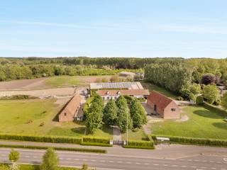 Hoeve De Meersen, een zorgvuldig bewaard 19de-eeuws landhuis, werd volledig en authentiek gerenoveerd in 2001. Gelegen op een steenworp van Brugge...