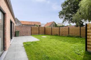 Maison mitoyenne neuve à vendre à Stavelestraat 3 à Vleteren avec 3 chambres, double allée et jardin. Cette maison neuve de haute qualité est vendue entièrement finie. Vous pouvez acheter un total de 6 % de TVA ! Cette maison sera achevée en septembre 2026.<br />N'hésitez pas à passer à notre moment portes ouvertes le samedi 25/04 entre 11 h et 12 h, et laissez-vous surprendre ! Bienvenue à tous !<br /><br />MISE EN PAGE<br />Rez-de-chaussée : Hall d'entrée avec toilettes - salon lumineux avec chauffage au sol et cuisine ouverte entièrement installée - débarras - jardin paysager avec terrasse spacieuse et double place de parking à côté de la maison.<br /><br />Premier étage : Trois chambres - salle de bains - débarras - toilettes séparées.<br /><br />TECHNIQUE<br />- ÉPIC A<br />- Conforme à la réglementation EPB (panneaux solaires)<br />- 10 000 L d'eau de pluie<br />- Chauffage au sol <br />- Système de ventilation D<br />- Conforme à l'électricité<br /><br />Idéal pour ceux qui recherchent une maison prête à déménager sans emploi ! Cette maison à vendre sera entièrement terminée avec les dernières techniques et matériaux. La totalité de l'achat (terrain + construction) peut être achetée à 6% de TVA ! <br /><br /><br />Registre des mesures: non