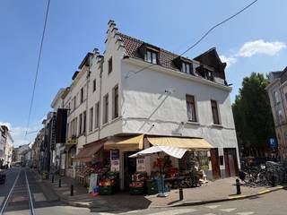 Op zoek naar een investering die vandaag al rendeert én morgen nog meer potentieel biedt?<br /><br />Dit uitzonderlijk gelegen hoekpand in de bruisende <strong>Sleepstraat</strong> combineert <strong>twee handelspanden met maar liefst vijf appartementen</strong>. Een mix die zorgt voor een stabiele en gevarieerde inkomstenstroom.<br /><br />De handelspanden worden al jarenlang uitgebaat door trouwe huurders (18 en 10 jaar), wat garant staat voor zekerheid. De appartementen, tussen 65 m² en 80 m² groot, zijn stuk voor stuk geliefd bij huurders: vier hebben twee slaapkamers, één heeft één slaapkamer. Overal is dubbele beglazing voorzien met aparte verwarmingselementen. Nieuwe huurders vinden? Dat gaat hier razendsnel.<br /><br />Met een huidige huuropbrengst van circa €8.500,00 per maand, en een bruto rendement van ongeveer 7,8 % (rekening houdend met elf maanden bezetting), is dit een investering die onmiddellijk vruchten afwerpt.<br /><br />De ligging is simpelweg goud waard: een Mobiscore van 9,4/10, op wandelafstand van het historische centrum, omringd door winkels, horeca en openbaar vervoer. De hoekpositie zorgt bovendien voor maximale zichtbaarheid en extra mogelijkheden in de toekomst.<br /><br />Een kans als deze komt zelden voorbij. Zeker voor wie op zoek is naar een zorgeloze investering met bewezen rendement én groeipotentieel.<br /><br /><strong>Voor meer info en/of bezoek bel mij vandaag nog op 0472/50.08.58 - Mohamed <br />Vraagprijs: 1.350.000,- euro</strong><br />