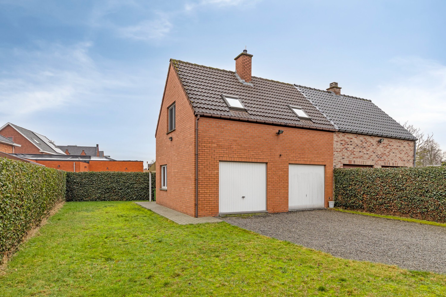 Halfopen bouwgrond met goed ingerichte dubbele garage - foto 5