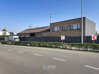 Woning met magazijn (Circa 345m2) te Snaaskerke (Gistel)!<br /><br /><strong>INDELING:</strong><br /><u><strong>WONING</strong></u><br /><u><em><strong>Gelijkvloers:</strong></em></u><br />Inkomhal - RUIME living - volledig ingerichte leefkeuken (O.a. met fornuis, dampkap, heteluchtoven, dubbele spoelbak, frigo en vaatwasmachine) - wasplaats (met alle voorzieningen voor wasmachine en droger ) - kelder - afzonderlijk gastentoilet - ruim bureel / praktijkruimte / 5 de slaapkamer - inpandige garage (met automatische sectionale poort) - volledig omheinde tuin met ZUIDgericht terras en terrasberging/werkplaats!<br /><br /><u><em><strong>Eerste verdieping:</strong></em></u><br />Nachthal - recente badkamer (O.a. met lavabomeubel, hangtoilet en douche) - 4 RUIME slaapkamers (Waarvan 1 momenteel ingericht is als dressing)!<br /><br />Zolder aanwezig boven de garage.<br /><br /><strong><u>MAGAZIJN:</u></strong><br />- Circa 345m2.<br />- Drijfkracht aanwezig (380V)!<br />- Nieuw dak!<br />- Dubbele beglazing (PVC).<br />- Kantoorruimte aanwezig.<br />- Toilet aanwezig.<br />- Voorzieningen voor wasmachine en droger.<br />- Parkeergelegenheid.<br />- Buitenstockage mogelijk.<br /><br /><u><strong>Opmerkingen:</strong></u><br /><strong>- Ruime bewoonbare opp.: Circa 243m2!<br />- ENERGIEZUINIG: Energielabel B!</strong><br />- Dak is reeds gerenoveerd. <br />- De elektriciteit zal goedgekeurd zijn tegen datum van het verlijden van de akte.<br />- Regenwaterput (10.000l) aanwezig.<br />- Afzonderlijke elektriciteitstellers. <br />- ROLLUIKEN aanwezig!<br />- CV op aardgas.<br /><br />Zeer INTERESSANTE aanbod! Woning met magazijn met met zeer VLOTTE verbinding met de autosnelweg! Aarzel zeker niet om ons te contacteren voor verdere info en/of een bezoek ter plaatse: 050/70.01.02 info@centro.be