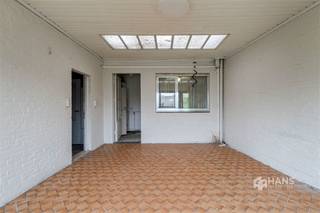 <p><span>Welkomstraat 38 - Brecht</span></p><p><span> </span></p><p><span>Te renoveren halfopen bebouwing (88 m²) met 3 slaapkamers en garage op een perceel van 398 m² in Brecht</span></p><p><span>Ben je op zoek naar een pand dat je kan omtoveren in jouw droomwoning? In de Welkomstraat in Brecht vinden we deze te renoveren halfopen bebouwing op een perceel van 398 m². Met haar praktische indeling, verschillende extra ruimtes en zuid-west-gerichte tuin van 196 m² biedt deze woning heel wat mogelijkheden om er een gezellige thuis van te maken.</span></p><p><span>Via de inkom aan de zijkant betreden we de woonst. Vooraan bevindt zich de woonkamer (24 m²) en centraal op het gelijkvloers treffen we de aparte keuken (10 m²) en badkamer (6 m²). De ruime veranda van 28 m² met zicht op de tuin biedt tal van mogelijkheden. Verder beschikt de woning nog over een garage (15 m²) en achteraan op het gelijkvloers is er nog een extra kamer van 12 m² te vinden, die perfect kan dienen als slaapkamer, bureau of hobbyruimte.</span></p><p><span>Op de eerste verdieping bevinden zich nog 2 slaapkamers van 11 m² en 14 m².</span></p><p><span>Ben jij klaar om deze woning een tweede leven te geven? Ontdek de mogelijkheden tijdens een bezoek!</span></p><p><span>Bewoonbare opp. 88 m² ref.: bruto vloeropp. EPC. Voor meer info of een gratis schatting surf naar </span><span><span>www.hansimmo.be</span></span><span>.</span></p><p><span> </span></p>
