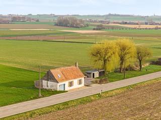 Nabij het levendige dorp Nieuwkerke, in een oase van groen mag ik u deze alleenstaande woning op een perceel van 850m² met tal van potentieel voorstellen. De eigendom is ingedeeld met een ruime inkomhal, een woonkamer met eet-en zithoek, een ingerichte keuken, een kelderruimte, een voute, een ruime slaapkamer met bureauruimte, een tweede slaapkamer/polyvalente ruimte en een badkamer met wasplaats, douche, lavabomeubel en een toilet. Wenst u een grotere leefruimte, dan hebt u de mogelijkheid om aan te bouwen. Technisch: CV op mazout, een houtkachel, PVC-ramen in hoogrendementsglas en conforme elektriciteit. Met een minimale slimme investering, dit in een tijdspanne van maar liefst 6 jaar, kunt u van EPC E naar D gaan. Een bezoek waard! Bij de foto's zijn er simulaties hoe het na de verbouwingen er kan uit zien.