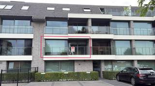 Dit recent appartement met 2 slaapkamers en 2 grote terrassen is gelegen in residentie Bordeaux en is te huur nabij het station en centrum van Waregem. Er is alsook een ondergrondse garagebox met kelderberging aanwezig.<br /><br />Het terras achteraan is voorzien van een zonneluifel en zonnescreens aan de ramen.<br /><br />Ondergrondse garagebox en kelderberging verplicht bij te huren: €50/maand. <br />Er kan gebruik gemaakt worden van de gemeenschappelijke fietsenberging.<br /><br />INDELING<br /><br />inkomhal - woonkamer - open keuken - terras vooraan - apart toilet - berging - badkamer met inloopdouche - slaapkamer 1 - slaapkamer 2 - ruim terras achteraan - ondergrondse garagebox met kelderberging<br /><br />TROEVEN<br /><br />- recent en instapklaar<br />- 2 grote terrassen<br />- garagebox met berging<br />- uitstekende ligging nabij het centrum<br />- lichtrijke ruimtes<br />- gemeenschappelijke fietsenberging <br /><br />De snelste manier om een bezoek te brengen aan deze woning? <br />Vraag je bezoek aan via de rode knop op onze website (www.dewaele.com) en je wordt gecontacteerd door onze makelaar. Telefonisch kunnen er geen afspraken gemaakt worden. Bij andere vragen kun je ons telefonisch contacteren via 056 605 605.
