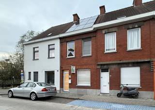 Gerenoveerde rijwoning in centrum Roeselare op wandelafstand van het stadspark, bestaande uit: inkomhal - living - keuken - badkamer - koer -...