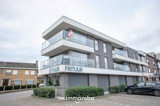 Mooi afgewerkt appartement op de 2e verdieping met lichtrijke living met open ingerichte keuken (met o.a. vaatwas), 2 slaapkamer (1 slaapkamer aan de voorkant en 1 aan de achterkant), badkamer (met dubbele lavabo & douche), ruime berging, toilet. <br /><br />Appartement werd voorzien van verlichting en gordijnen. <br />Voorzien van vloerverwarming & domotica. <br />Camerabewaking in de ingang van de Residentie. <br />Waterverzachter aanwezig en zout is inbegrepen.<br /><br />Beschikbaarheid: 01/06/2026<br />Syndickosten: €60/maand<br /><br />Voor meer info of een bezoek: lisa@immoroba.be