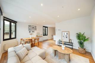  Helemaal instapklaar, in een levendige straat vol buurtplezier? Dit recent gerenoveerde hoekappartement op de tweede verdieping heeft álles:...