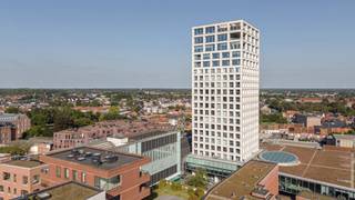Op de 8e verdieping van de Turnovatoren bevindt zich dit stijlvol en hoogwaardig afgewerkt appartement van 129 m² met 2 slaapkamers, 2 badkamers...