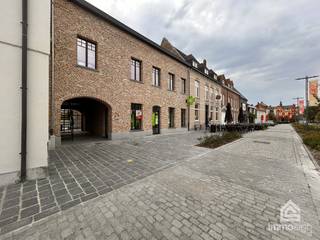 PLUSPUNTEN:<br />+ bruikbare oppervlakte: 104 m²<br />+ winkelruimte: 90 m²<br />+ gelijkvloers handelspand<br />+ apart toilet & berging<br />+ voorzien van airco<br />+ 1 privé parkeerplaats<br />+ voldoende parkeergelegenheid <br />+ Peer centrum<br />+ beschikbaar vanaf 31/10<br /><br />ALGEMEEN:<br />Dit instapklare gelijkvloerse winkelpand is gelegen op een absolute toplocatie in het hart van Peer, pal in het centrum en met een uitstekende zichtbaarheid. Dankzij de centrale ligging geniet het pand van een constante passage en een vlotte bereikbaarheid, met bovendien voldoende parkeergelegenheid in de onmiddellijke omgeving en een private parkeerplaats.<br /><br />Het handelspand beschikt over een ruime en lichtrijke winkelruimte die tal van commerciële mogelijkheden biedt, aangevuld met een praktische berging en een apart toilet. Met zijn moderne afwerking en functionele indeling vormt dit pand de ideale uitvalsbasis voor diverse handelsactiviteiten, met uitzondering van horeca, die in dit pand niet is toegelaten.<br /><br />Door de centrale ligging in Peer bevindt u zich vlak bij andere handelszaken, diensten en openbaar vervoer, wat deze handelsruimte extra aantrekkelijk maakt voor zowel ondernemers als klanten.<br /><br />INDELING:<br />+0: handelsruimte, berging, toilet<br /><br />CONTACT:<br />Wenst u een afspraak te maken voor een vrijblijvend bezoek? Stuur dan een e-mail naar info@immosign-plus.be, elke kandidaat-huurder ontvangt van ons vervolgens een vrijblijvend inlichtingenfiche. U kan best een e-mail sturen zodat wij u vervolgens direct kunnen verder helpen.