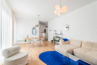 <p><strong>Wonen in stijl aan Park Spoor Noord</strong><br /><br />Ontdek Project Joossensgang, gelegen in de charmante wijk Dam. Hier geniet je van de rust van een verkeersvrije straat, terwijl openbaar vervoer, scholen en de levendige stad vlakbij zijn. Dit hedendaags ontworpen appartement straalt licht en ruimte uit dankzij de grote raampartijen. Bij binnenkomst leidt de open keuken je naar de ruime leefruimte van ca. 7 meter breed, met directe toegang tot een zuidgericht inpandig terras.<br /><br />De keuken, uitgerust met kwalitatieve Miele-toestellen, wordt aangevuld met een praktische berging met aansluitingen voor wasmachine en droogkast. Twee comfortabele slaapkamers delen een stijlvolle badkamer, terwijl een apart toilet zich handig in de nachthal bevindt.<br /><br />Het appartement werd volledig ingericht door een binnenhuisarchitect en is voorzien van domotica, smart verlichting en vloerverwarming die eenvoudig te bedienen zijn via Apple Home of andere smart home-apps. Daarnaast beschikt het over airconditioning voor extra comfort in de zomer. Alle meubels, inclusief keukengerij en toebehoren, kunnen mee overgenomen worden: dit is een letterlijk plug-and-play appartement. Met een BEN E20-score is het bovendien bijzonder energiezuinig.<br /><br />Een autostaanplaats kan worden mee aangekocht voor €30.000.<br /><br />Maak snel een afspraak bij LISTED en ontdek zelf dit eigentijds woonconcept! <strong>+32 283 51 51</strong></p>