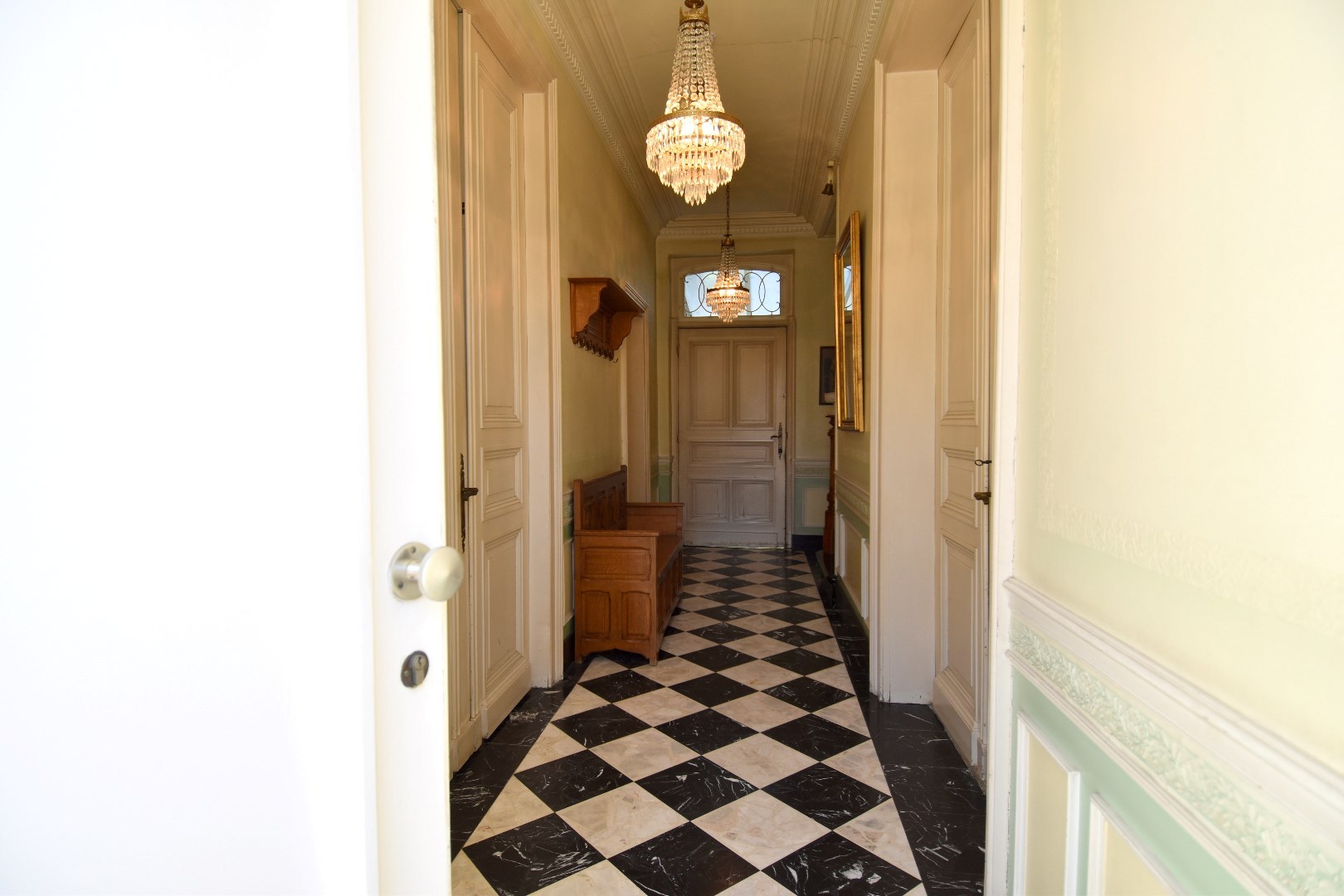 Karaktervolle burgerwoning met 3 slaapkamers, 2 garages en een mooi stukje tuin te koop in Rollegem - foto 5