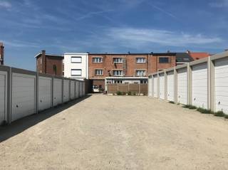 Recent garagecomplex, zeer centraal gelegen in Boom, telt in totaal 22 garageboxen.De garages zijn te bereiken via een doorrit die uitkomt in de Van...