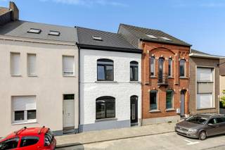 <p><span>Bent u op zoek naar een ruime, volledig gerenoveerde woning waar u zonder zorgen meteen uw intrek kunt nemen? Dan is deze prachtige gezinswoning ongetwijfeld een bezoek waard.</span></p><p><span>Via de ruime inkomhal met apart gastentoilet komt u terecht in de lichtrijke leefruimte, waar gezelligheid en comfort hand in hand gaan. De centraal gelegen, open en volledig geïnstalleerde keuken vormt het hart van de woning en sluit naadloos aan op de eetplaats en woonkamer. Dankzij de grote raampartijen geniet u hier van een aangename lichtinval en een mooi zicht op de zongerichte stadstuin, waar u in alle rust kunt ontspannen.</span></p><p><span>Verder beschikt de woning over een praktische kelder en een garage met automatische sectionaalpoort, wat zorgt voor extra bergruimte en optimaal gebruiksgemak.</span></p><p><span>Op de eerste verdieping bevinden zich twee ruime slaapkamers en een stijlvolle badkamer, uitgerust met een ligbad, douche en lavabo. De tweede verdieping biedt nog twee volwaardige slaapkamers, waardoor deze woning perfect geschikt is voor grotere gezinnen, thuiswerk of hobbyruimtes.</span></p><p><span>Ook op technisch vlak scoort deze woning uitstekend. Zo is ze voorzien van centrale verwarming op aardgas en is de elektrische installatie volledig conform de huidige wetgeving, wat bijdraagt aan een zorgeloze aankoop.</span></p><p><span>Kortom, deze instapklare woning combineert ruimte, hedendaags wooncomfort en een uitstekende afwerking met een zonnige buitenruimte en praktische garage. Een ideale gezinswoning die u absoluut gezien moet hebben! Voor meer informatie of een bezoek, contacteer Timothy op het nummer 0474/ 41. 28. 40.</span></p><p><span> </span></p>