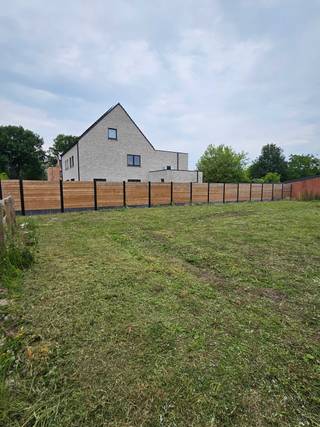 2 zeer mooi gelegen bouwgronden, half open bebouwing. Vraagprijs is 183000 euro per perceel.Straatbreedte 14,5 meter.In zeer rustige doodlopende...