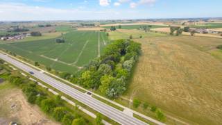 Nabij Leke, deelgemeente van Diksmuide, bieden wij u dit uitzonderlijk stukje natuurschoon aan, gelegen in landschappelijk waardevol agrarisch...