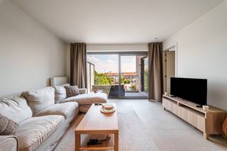 Lichtrijk appartement te koop in de Poperingseweg 435 in Vlamertinge. Dit appartement is uitstekend gelegen in het centrum van Vlamertinge nabij de steden Popering en Ieper. Dit lichtrijk appartement is gelegen in een gebouw van 2022 en geniet van een praktische indeling. De woonkamer is voorzien van ruime raampartijen die zorgen voor een mooie natuurlijke lichtinval. Het appartement heeft twee slaapkamers, twee terrassen (6m² + 3m²) en een autostaanplaats.<br /><br />INDELING<br />Tweede verdieping: Inkomhal met toilet - ruime lichtrijke woonkamer met volledig geïnstalleerde open keuken met kwalitatieve toestellen - zowel de zithoek en de keuken hebben een verbinding met één van de terrassen - berging met aansluitingen voor wasmachine - twee mooie slaapkamers - badkamer.<br /><br />Op de gelijkvloerse verdieping heeft dit appartement nog een fietsenstalling en privé autostaanplaats.<br /><br />TROEVEN<br />Recent gebouw <br />Energiezuinig (EPC A)<br />Volledig afgewerkt <br />Perfect onderhouden <br />Twee mooie slaapkamers en twee terrassen<br />Vlotte verbinding met Ieper en Poperinge<br /><br /><br />Bestuursmaatregelen in het maatregelenregister: nee